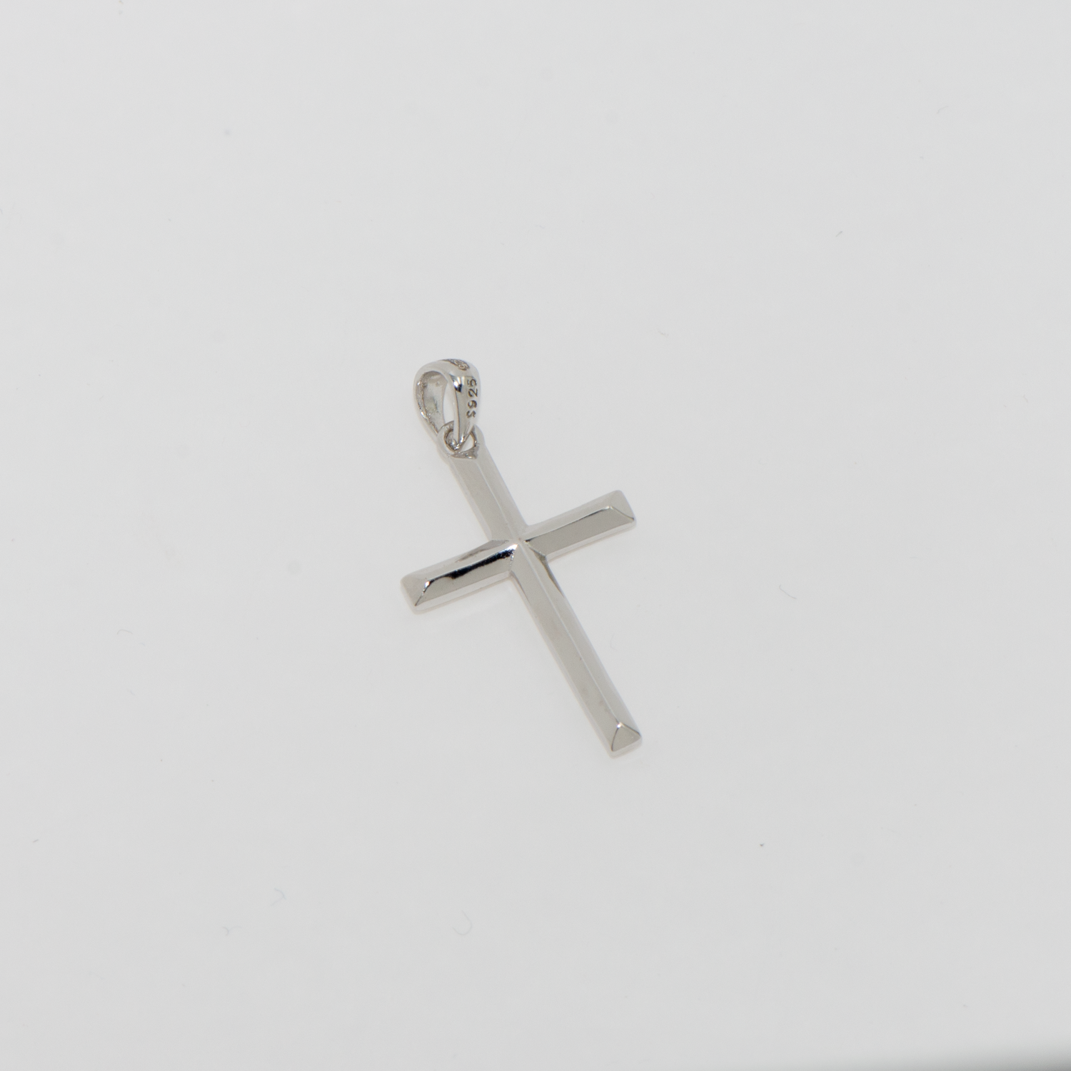 Mittlerer Kreuz Anhänger aus Silber 925 für Damen und Herren im minimalistischen und modernen Design.