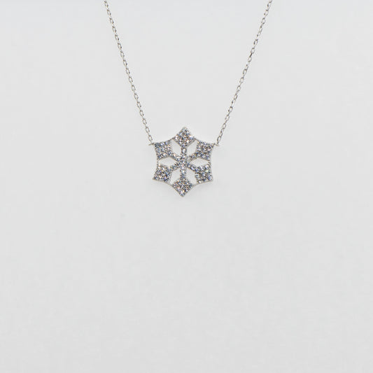 Moderne Schneeflocke Halskette aus 925 Silber mit funkelnden weissen Zirkonia-Steinen und rhodinierter Oberfläche.
