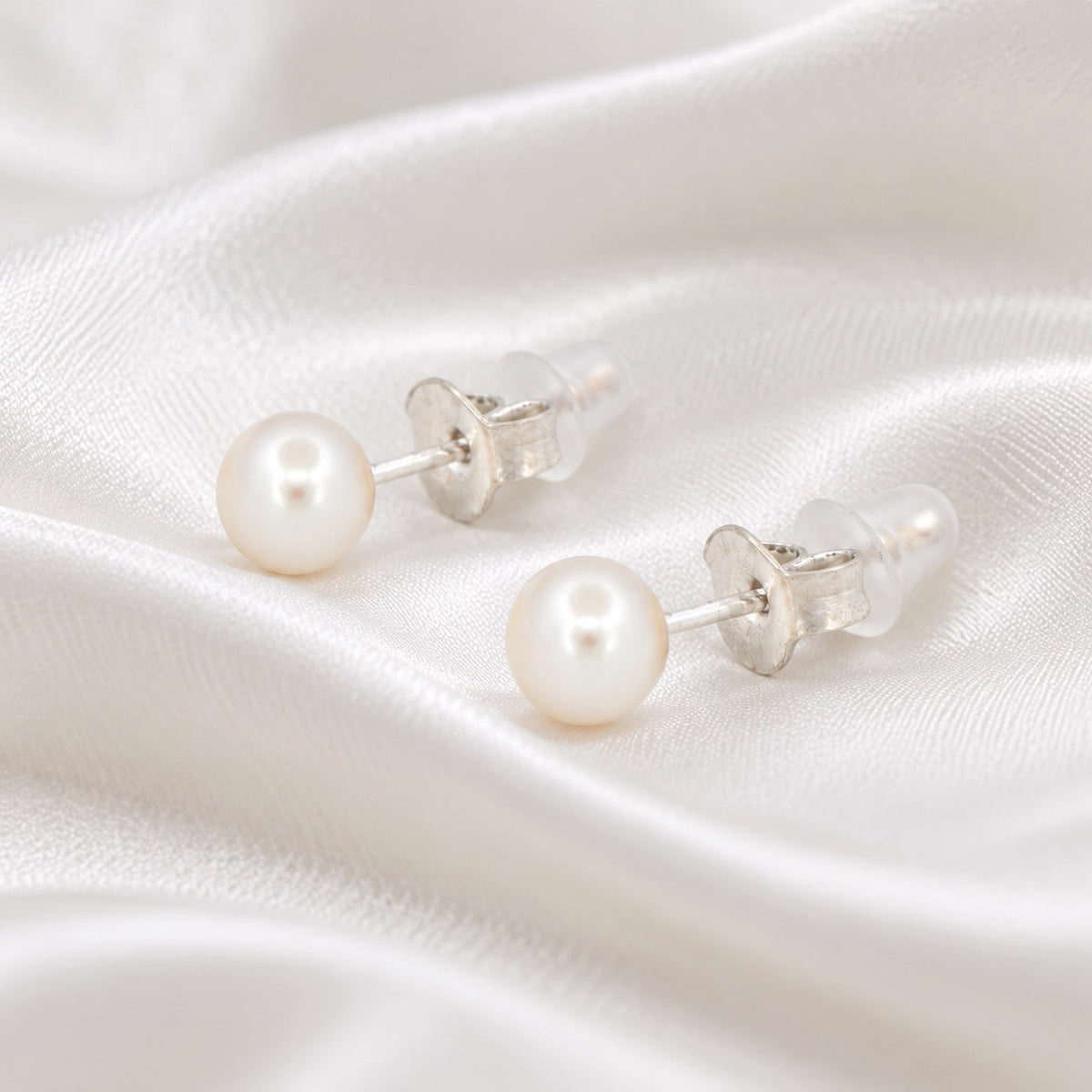 Weisse Süsswasserperlen Ohrstecker Silber 925 auf Satin, klassische Perlenohrringe für Damen