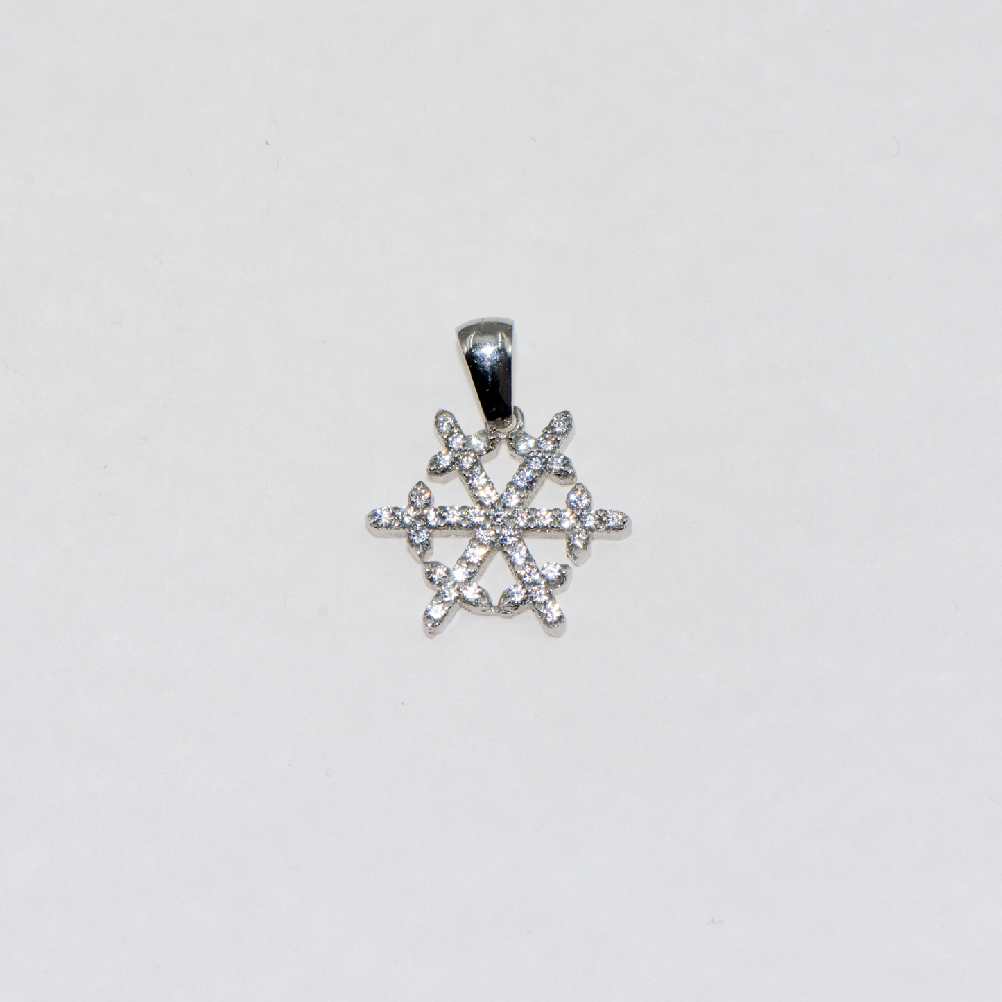 Rhodinierter Silber Schneeflocke Anhänger aus Silber 925 mit weißen Zirkonia-Steinen und elegantem winterlichem Design.