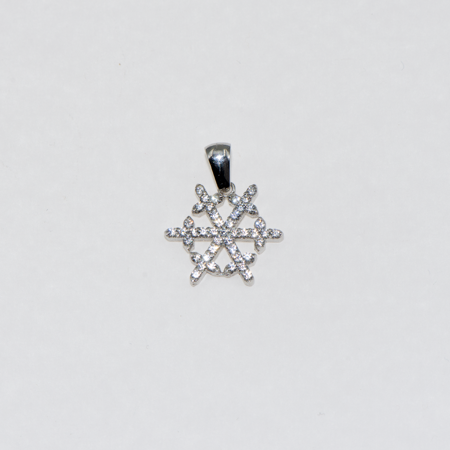 Rhodinierter Silber Schneeflocke Anhänger aus Silber 925 mit weißen Zirkonia-Steinen und elegantem winterlichem Design.