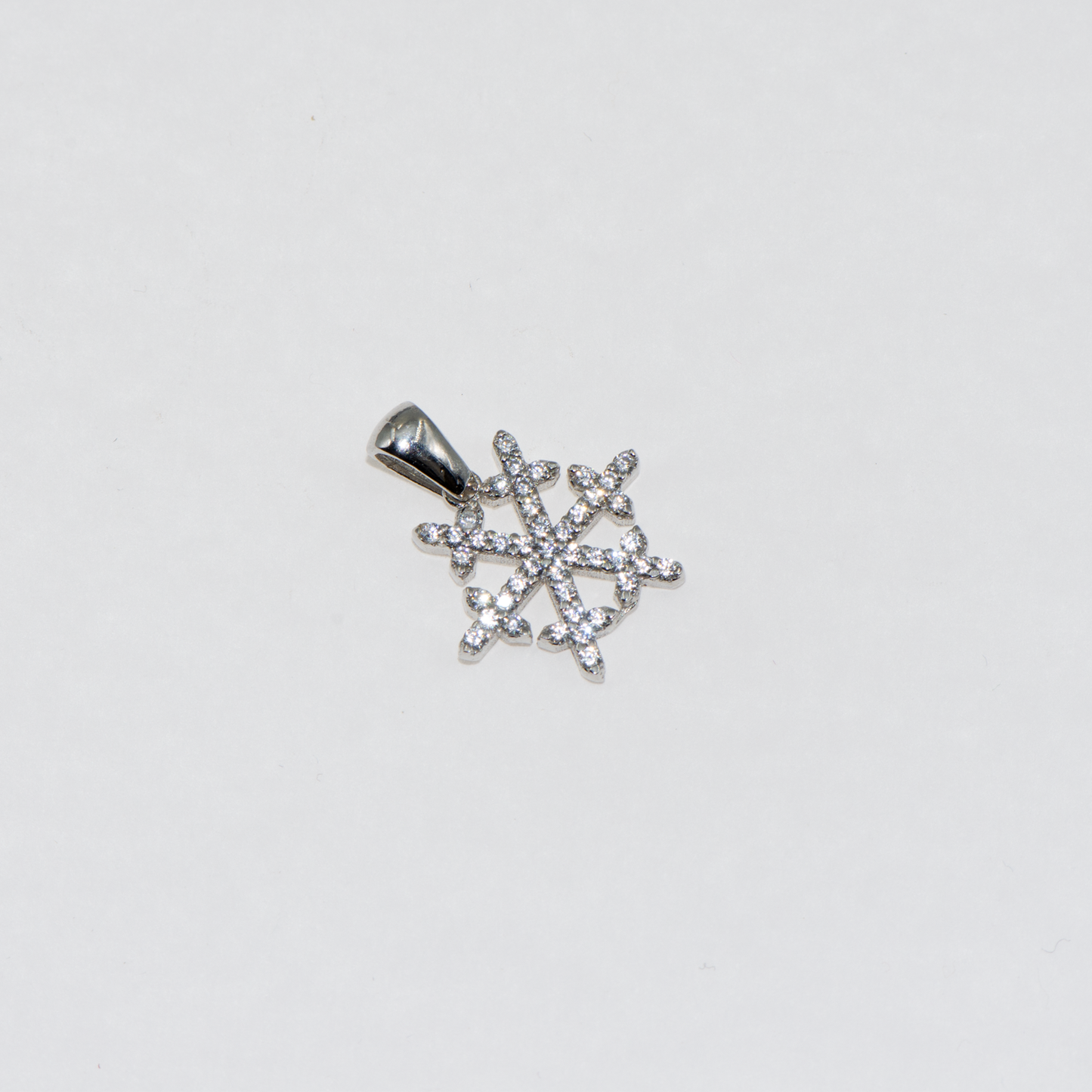 Rhodinierter Silber Schneeflocke Anhänger aus Silber 925 mit weißen Zirkonia-Steinen und elegantem winterlichem Design.