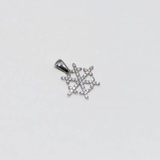 Rhodinierter Silber Schneeflocke Anhänger aus Silber 925 mit weißen Zirkonia-Steinen und elegantem winterlichem Design.