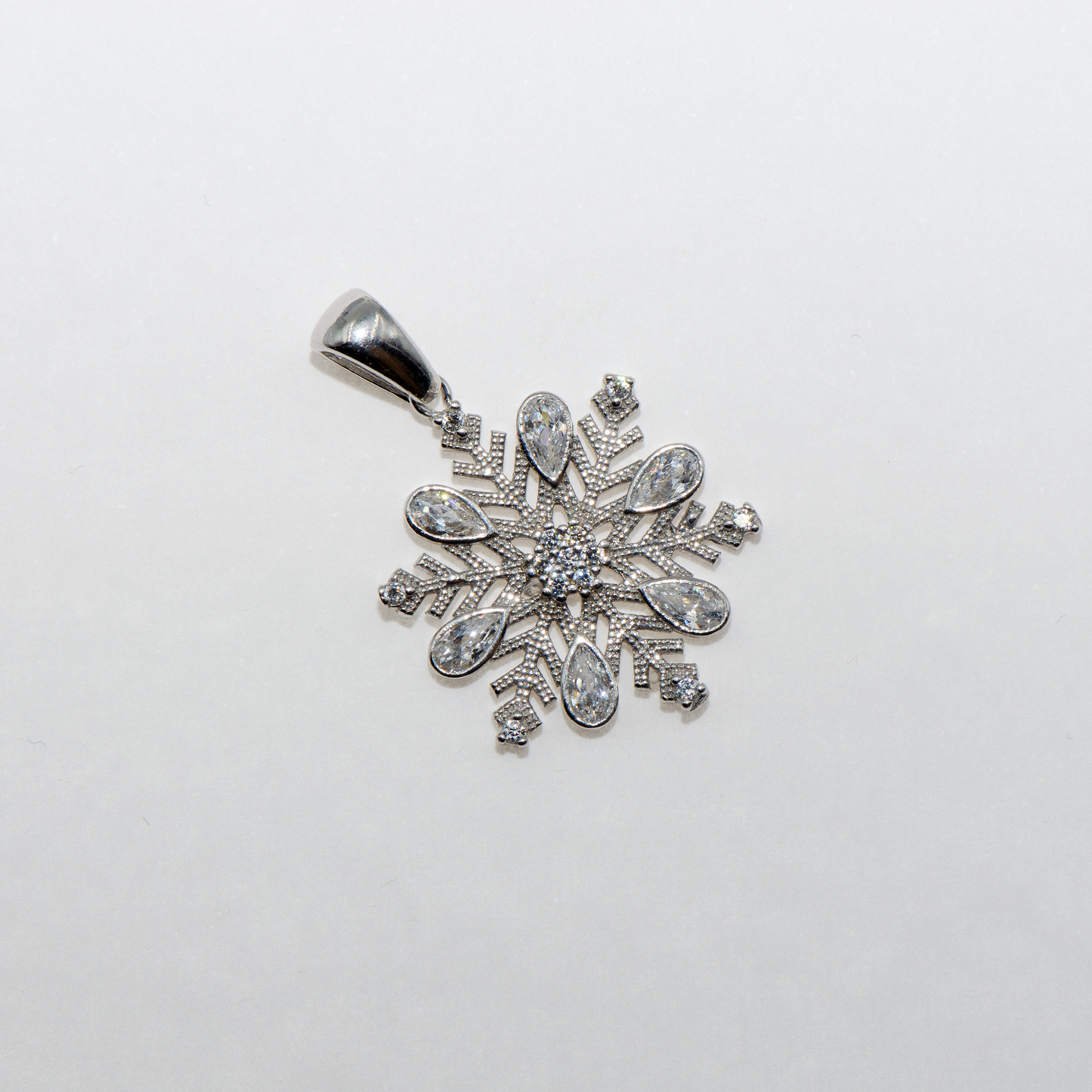 Eleganter Schneeflocke Anhänger aus rhodiniertem Silber 925 mit ovalen weissen Zirkonia im Tropfen-Schliff von Everyday Schmuck
