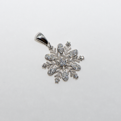 Eleganter Schneeflocke Anhänger aus rhodiniertem Silber 925 mit ovalen weissen Zirkonia im Tropfen-Schliff von Everyday Schmuck