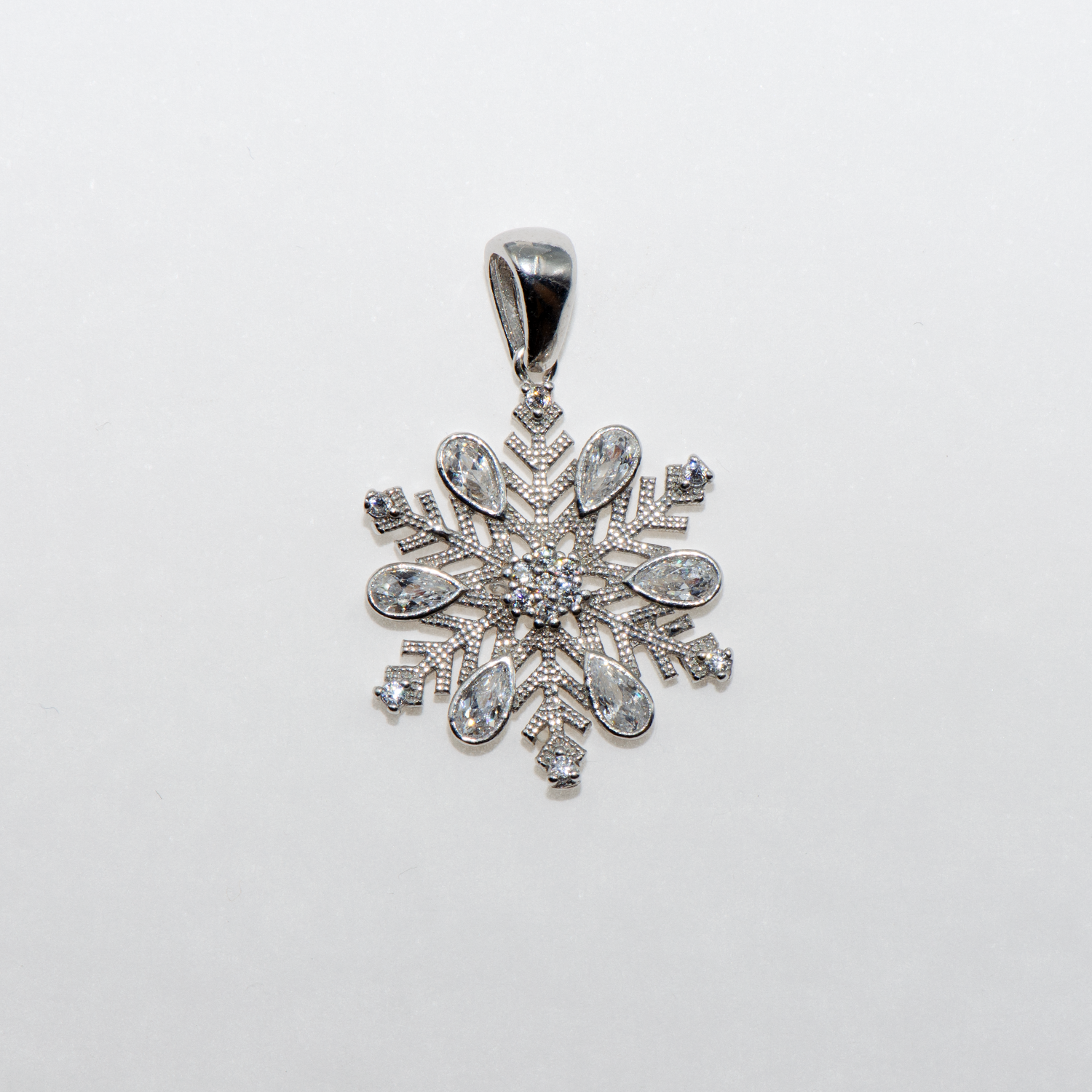 Eleganter Schneeflocke Anhänger aus rhodiniertem Silber 925 mit ovalen weissen Zirkonia im Tropfen-Schliff von Everyday Schmuck