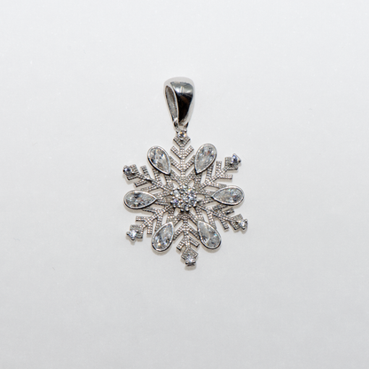 Eleganter Schneeflocke Anhänger aus rhodiniertem Silber 925 mit ovalen weissen Zirkonia im Tropfen-Schliff von Everyday Schmuck