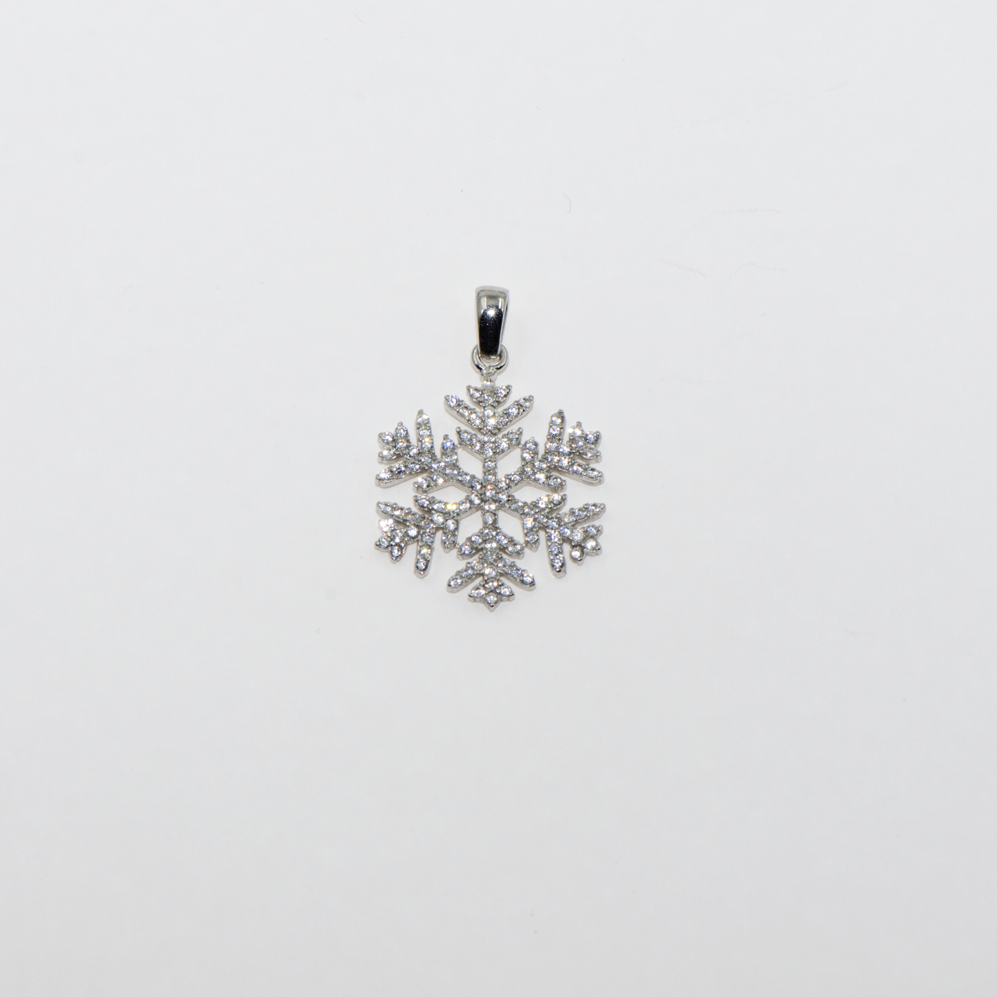 Schneeflocke Anhänger aus Silber 925 mit Zirkonia und Rhodinierung von everydayschmuck.ch