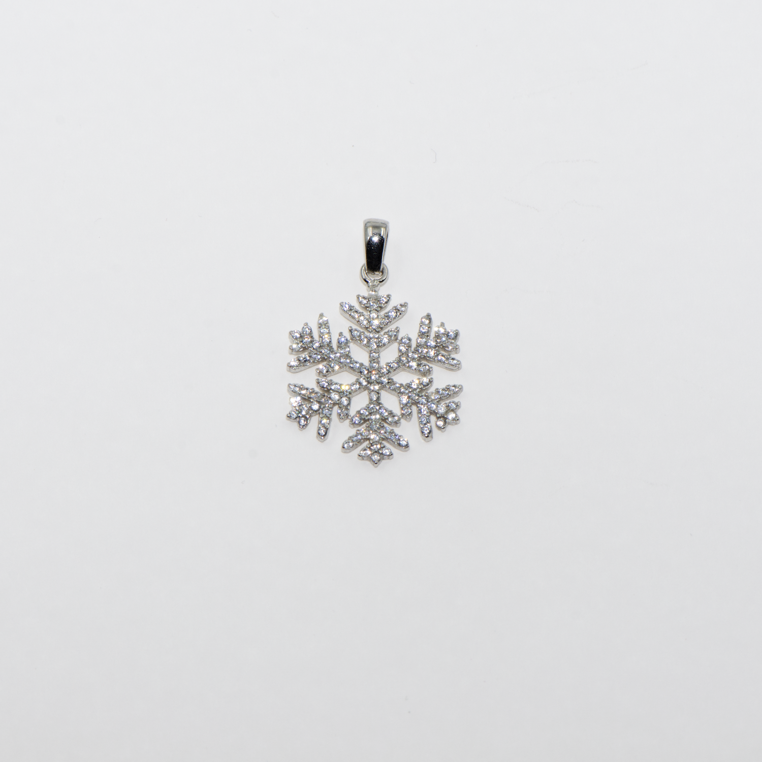 Schneeflocke Anhänger aus Silber 925 mit Zirkonia und Rhodinierung von everydayschmuck.ch