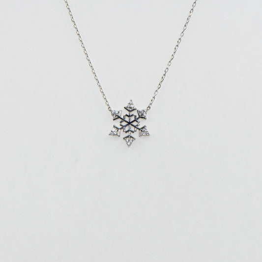 Filigrane Schneeflocke Halskette mit Anhänger CH aus 925 Silber. Verziert mit funkelnden weissen Zirkonia-Steinen und rhodinierter Oberfläche.