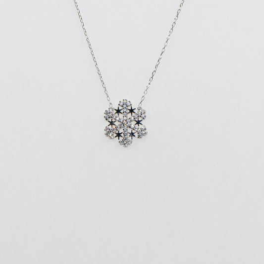 925 Silber Halskette mit Anhänger im Schneeflocken- und Stern-Design. Verziert mit funkelnden weissen Zirkonia-Steinen und rhodinierter Oberfläche.