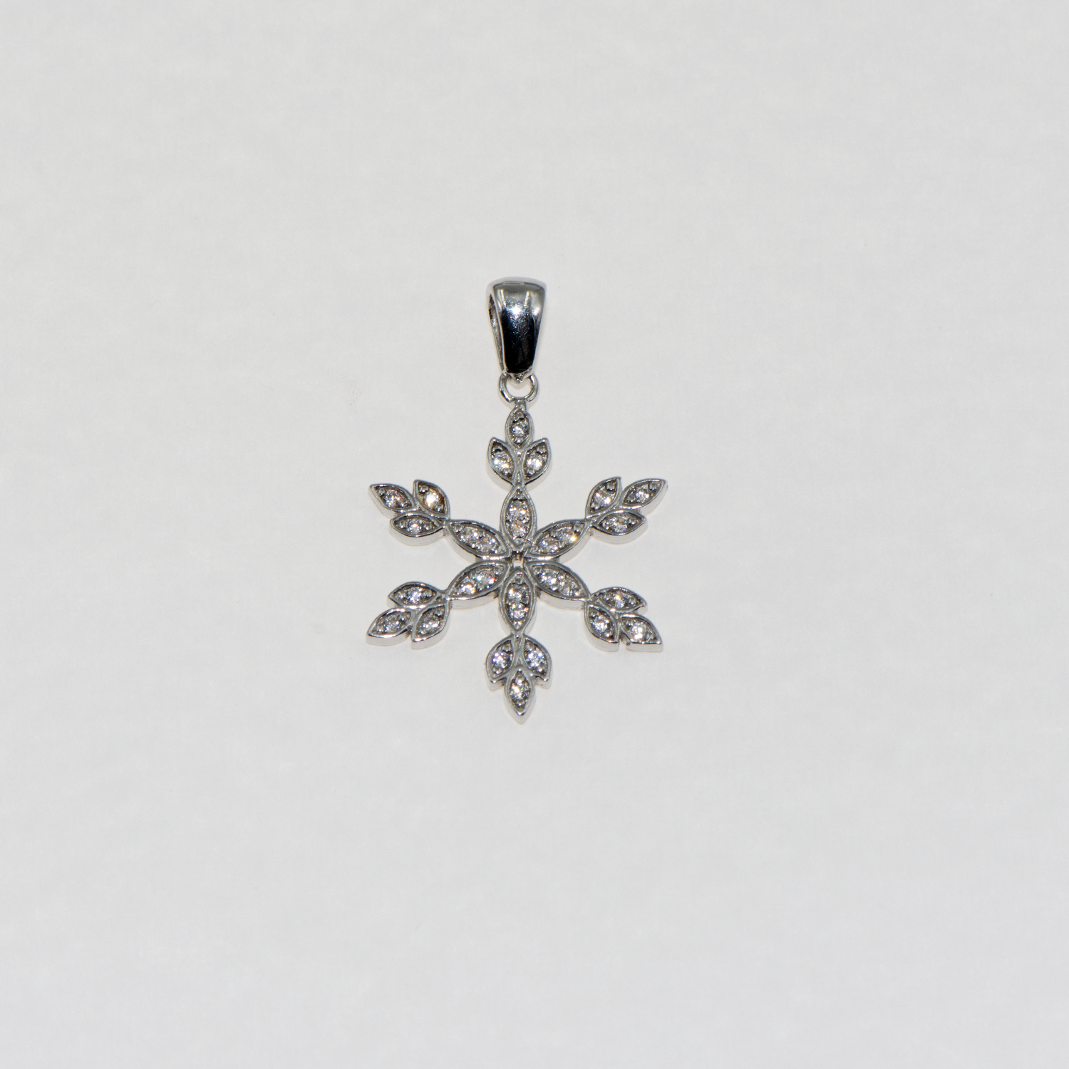 Schneeflocken Design Anhänger aus Silber 925 mit weißen Zirkonia Steinen