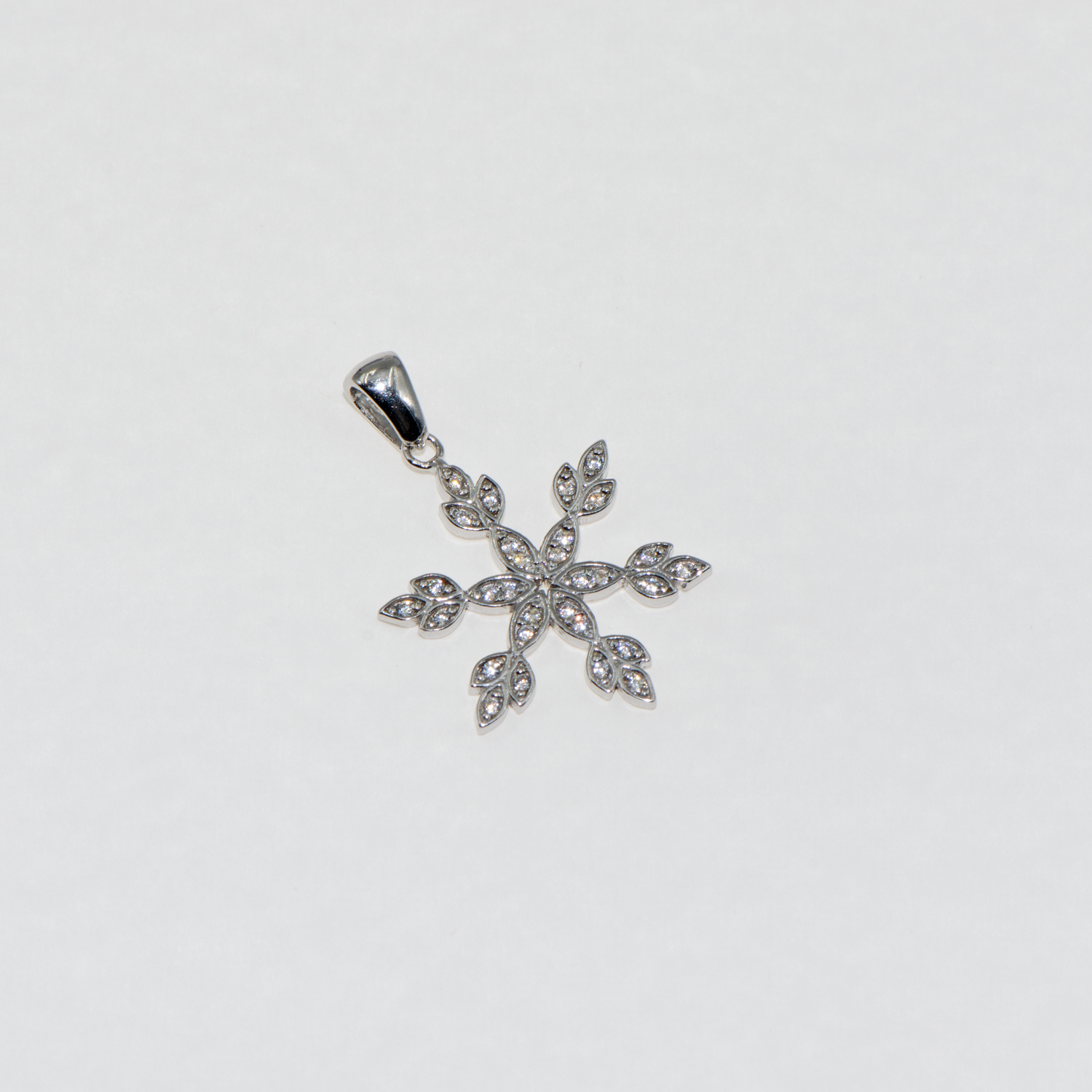 Schneeflocken Design Anhänger aus Silber 925 mit weißen Zirkonia Steinen