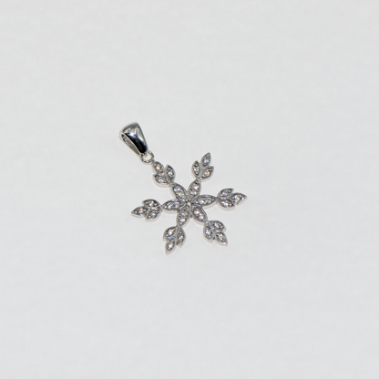 Schneeflocken Design Anhänger aus Silber 925 mit weißen Zirkonia Steinen