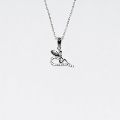 Elegante Silber Halskette mit Liebesfee Anhänger aus 925 Silber. Rhodiniert und mit funkelnden Zirkonia-Steinen verziert. Romantisches Schmuckstück mit verspieltem Design.