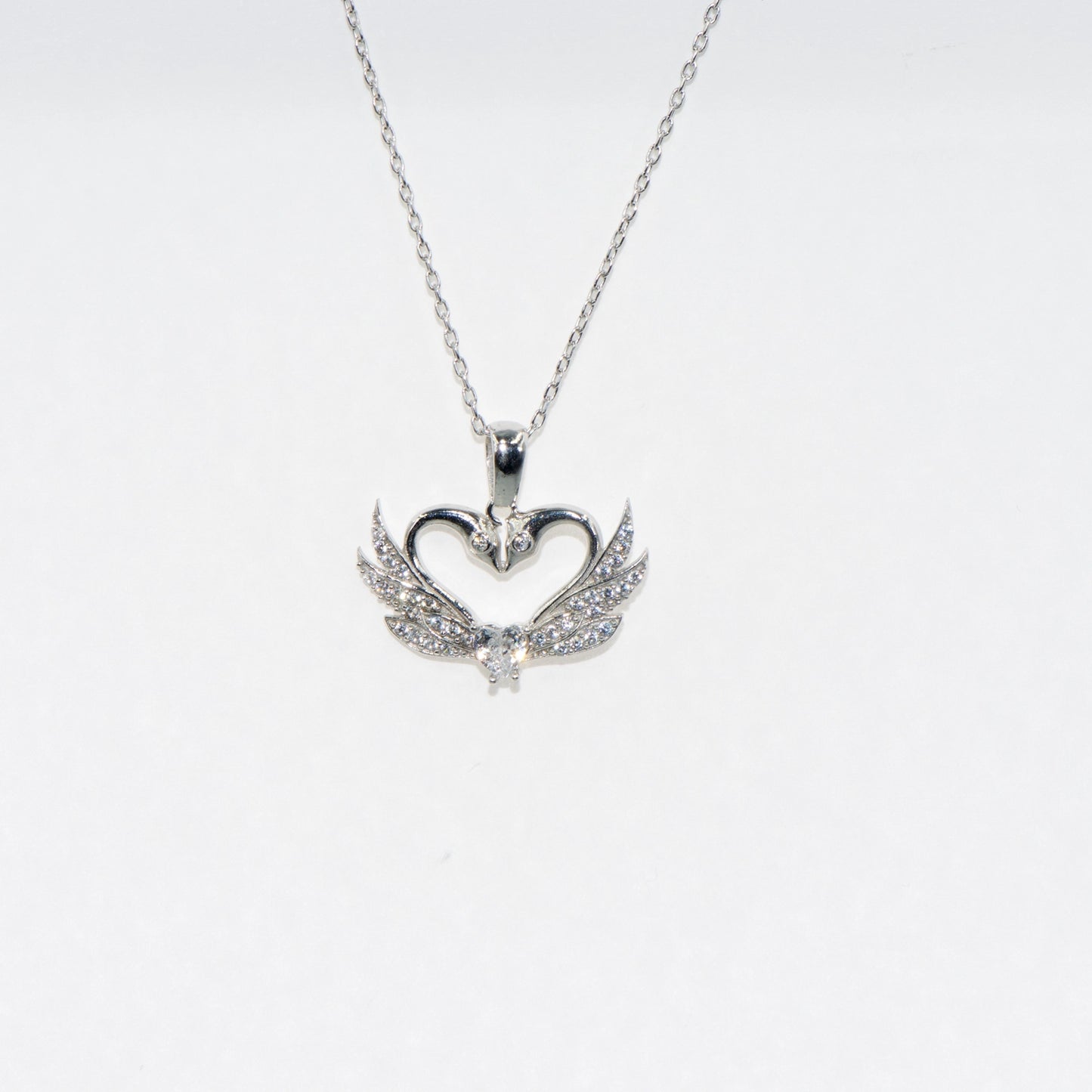 Elegante Silber Halskette mit Schwan Herz Anhänger aus 925 Silber. Rhodiniert und mit funkelnden Zirkonia-Steinen sowie einem herzförmigen Zirkonia verziert.