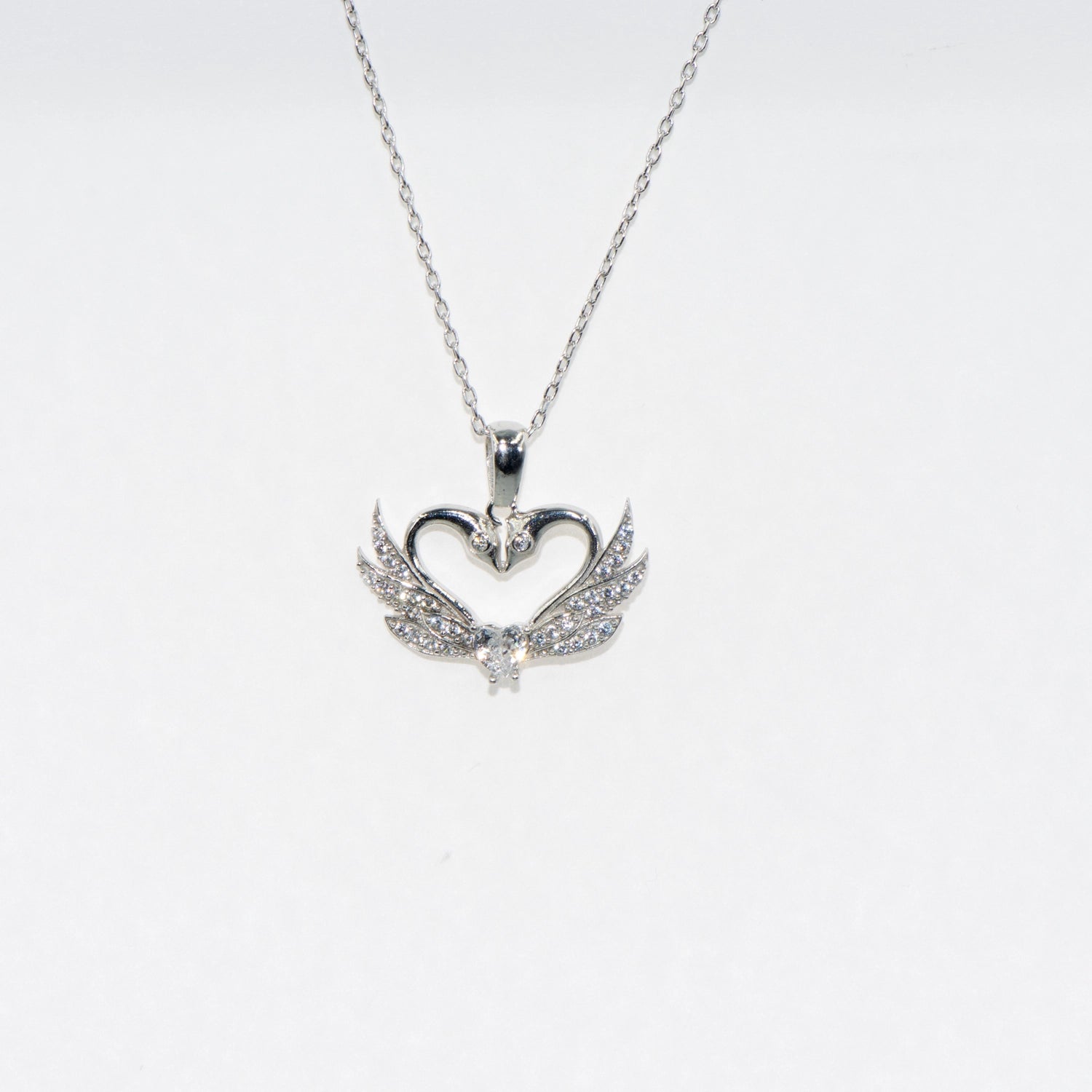 Elegante Silber Halskette mit Schwan Herz Anhänger aus 925 Silber. Rhodiniert und mit funkelnden Zirkonia-Steinen sowie einem herzförmigen Zirkonia verziert.