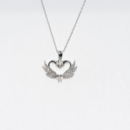 Elegante Silber Halskette mit Schwan Herz Anhänger aus 925 Silber. Rhodiniert und mit funkelnden Zirkonia-Steinen sowie einem herzförmigen Zirkonia verziert.