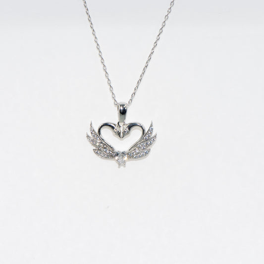 Elegante Silber Halskette mit Schwan Herz Anhänger aus 925 Silber. Rhodiniert und mit funkelnden Zirkonia-Steinen sowie einem herzförmigen Zirkonia verziert.