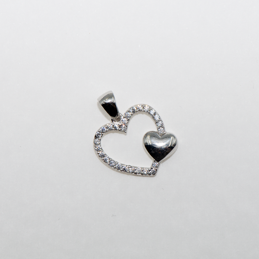 Silber Herz Anhänger aus Silber 925 mit funkelnden Zirkonia-Steinen und modernem Herz Design.