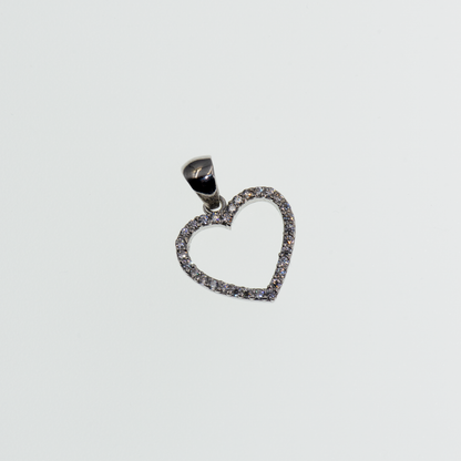 Silber Herz Anhänger aus Silber 925 mit funkelnden weißen Zirkonia-Steinen und elegantem Herz Design.