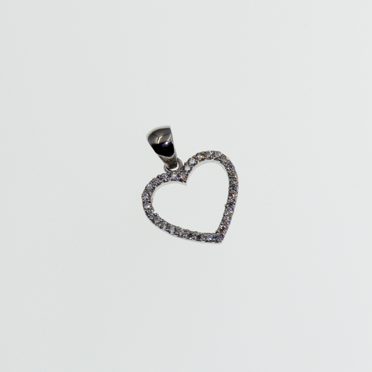 Silber Herz Anhänger aus Silber 925 mit funkelnden weißen Zirkonia-Steinen und elegantem Herz Design.
