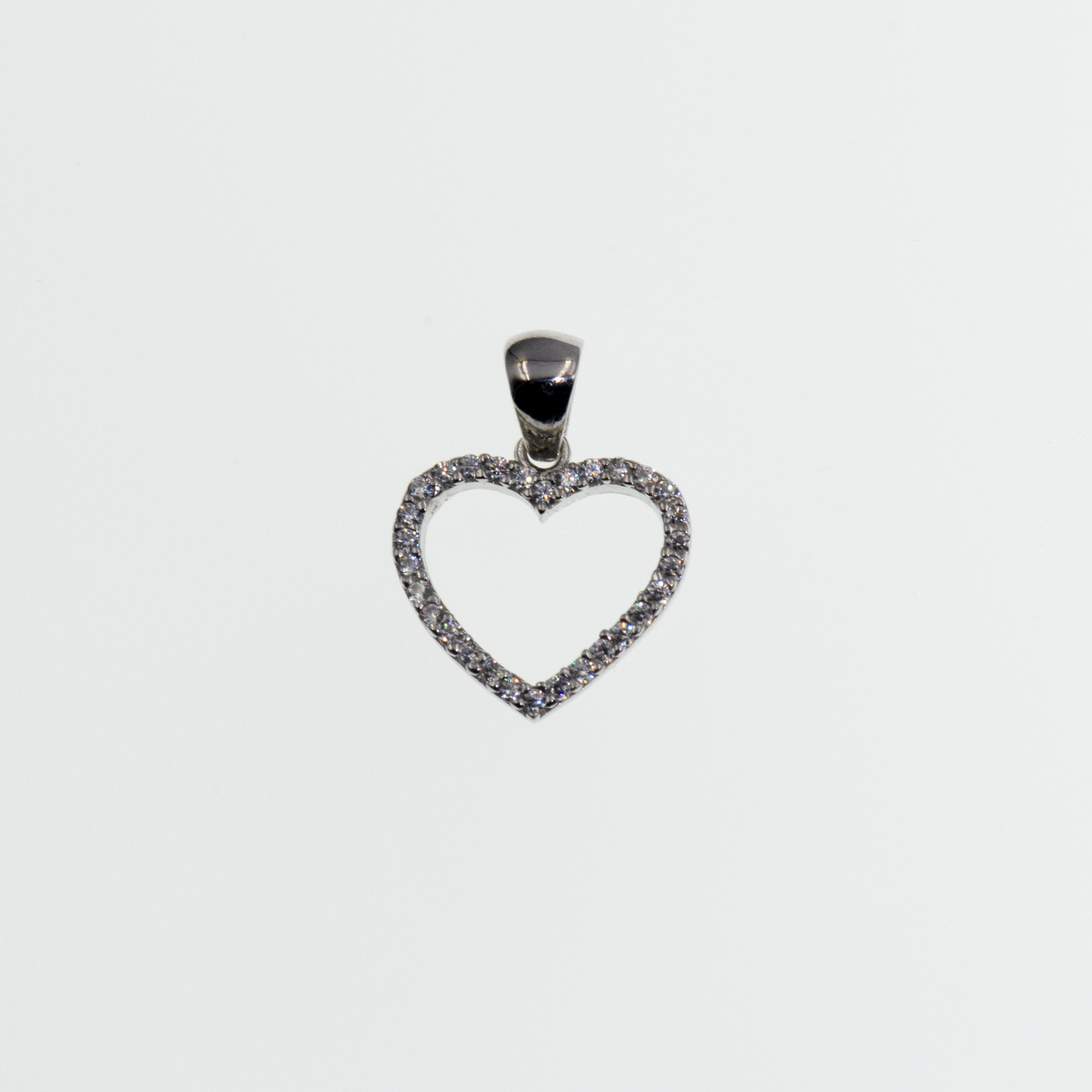 Silber Herz Anhänger aus Silber 925 mit funkelnden weißen Zirkonia-Steinen und elegantem Herz Design.