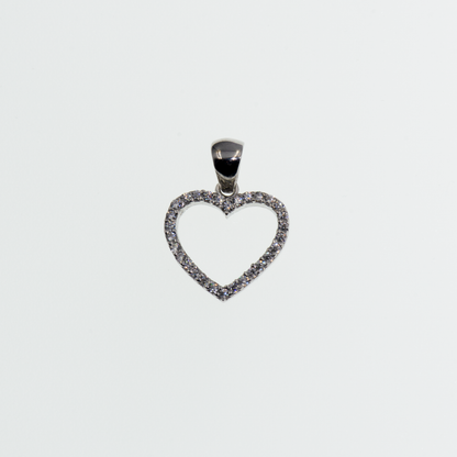 Silber Herz Anhänger aus Silber 925 mit funkelnden weißen Zirkonia-Steinen und elegantem Herz Design.