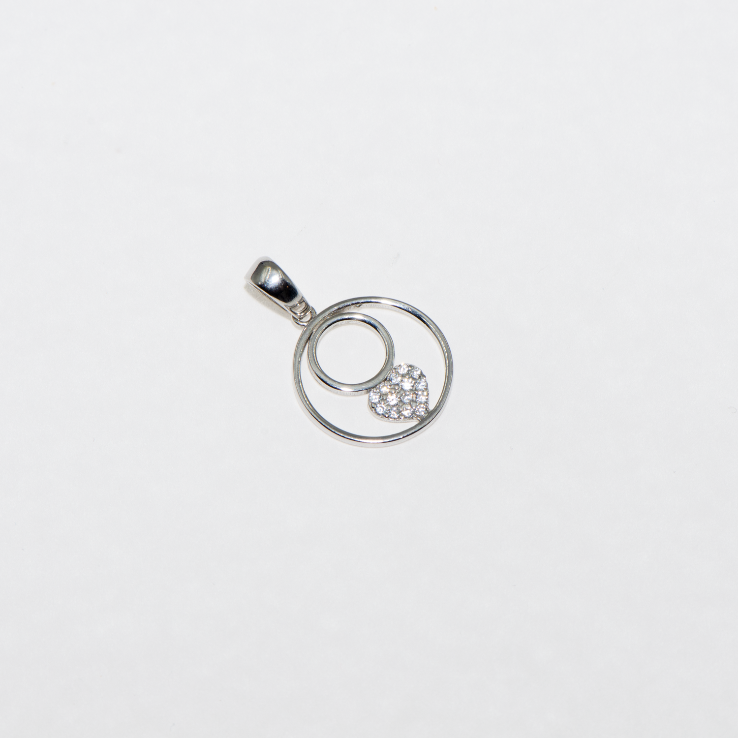 Eleganter Silber Herz Anhänger im modernen Kreis Design aus Silber 925 mit funkelnden Zirkonia-Steinen. Stilvoller Schmuck bei Everyday Schmuck.