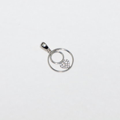 Eleganter Silber Herz Anhänger im modernen Kreis Design aus Silber 925 mit funkelnden Zirkonia-Steinen. Stilvoller Schmuck bei Everyday Schmuck.