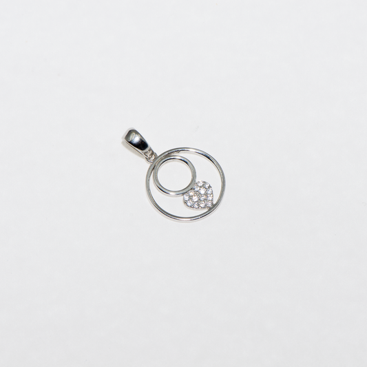Eleganter Silber Herz Anhänger im modernen Kreis Design aus Silber 925 mit funkelnden Zirkonia-Steinen. Stilvoller Schmuck bei Everyday Schmuck.