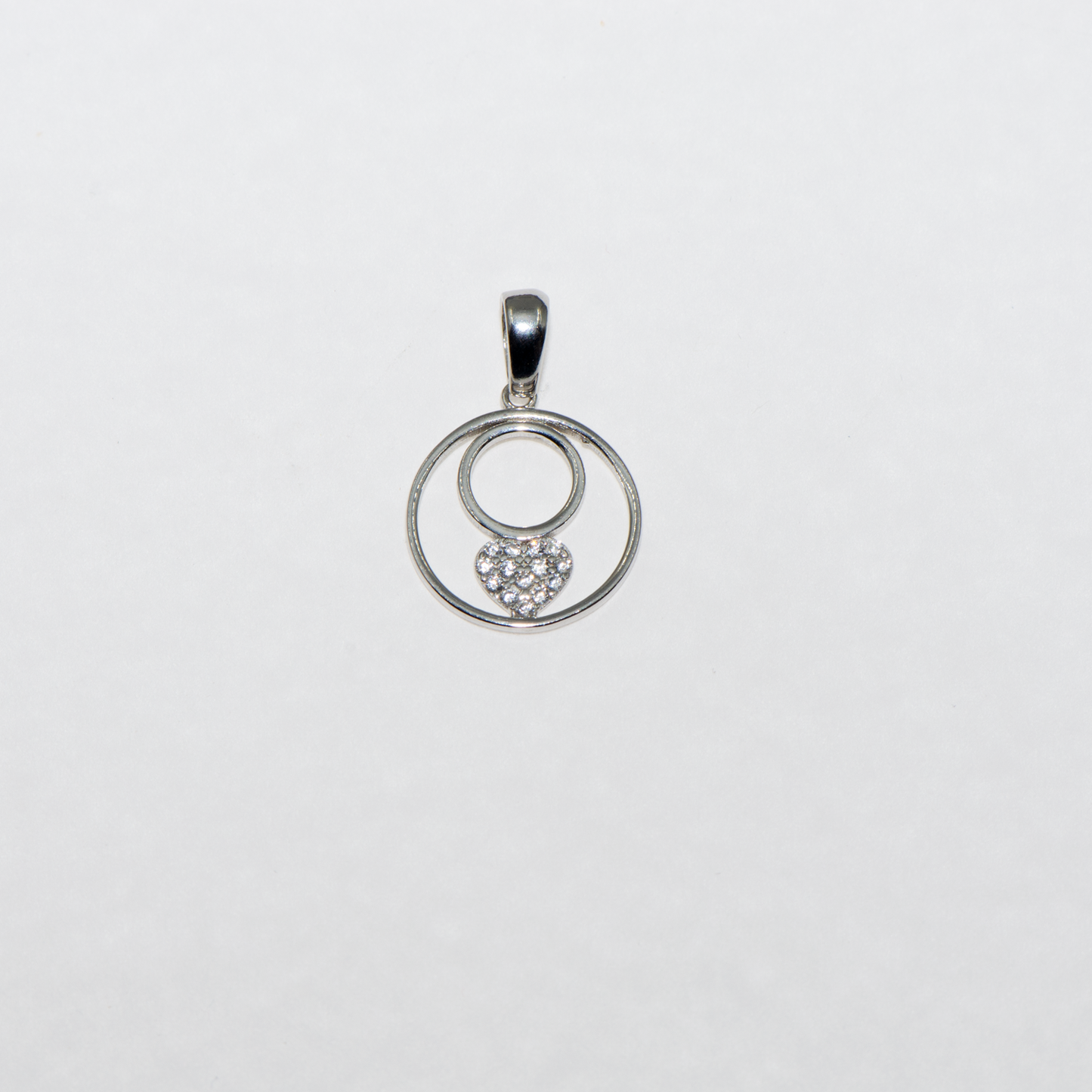 Eleganter Silber Herz Anhänger im modernen Kreis Design aus Silber 925 mit funkelnden Zirkonia-Steinen. Stilvoller Schmuck bei Everyday Schmuck.