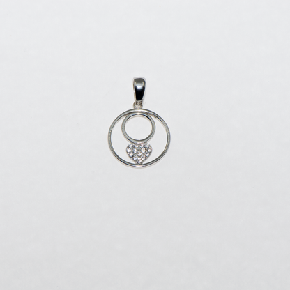 Eleganter Silber Herz Anhänger im modernen Kreis Design aus Silber 925 mit funkelnden Zirkonia-Steinen. Stilvoller Schmuck bei Everyday Schmuck.