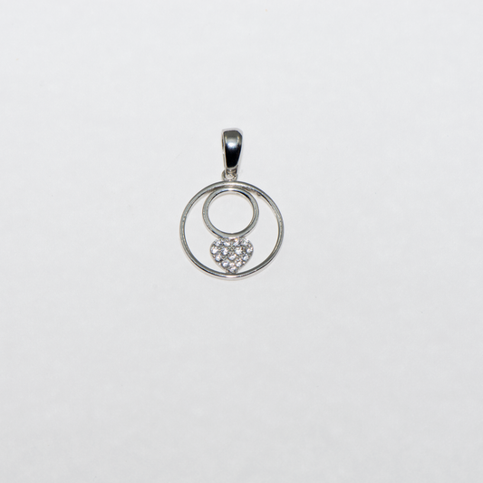 Eleganter Silber Herz Anhänger im modernen Kreis Design aus Silber 925 mit funkelnden Zirkonia-Steinen. Stilvoller Schmuck bei Everyday Schmuck.