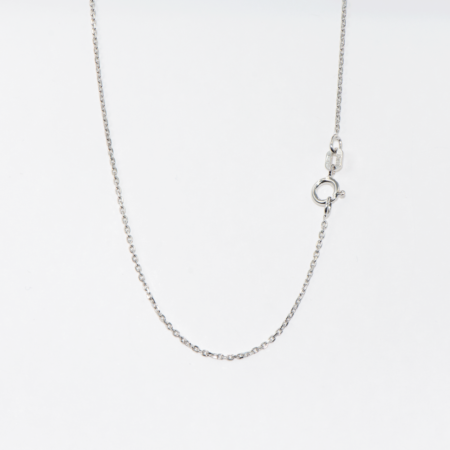 Feine Silber Kette aus 925 Silber mit rhodinierter Oberfläche. Verfügbar in den Längen 40 cm, 45 cm und 50 cm für Damen und Herren.