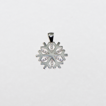 Eleganter Schneeflocke Anhänger aus Silber 925 mit funkelnden weissen Zirkonia im feinen Winterdesign von Everyday Schmuck