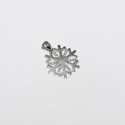Eleganter Schneeflocke Anhänger aus Silber 925 mit funkelnden weissen Zirkonia im feinen Winterdesign von Everyday Schmuck