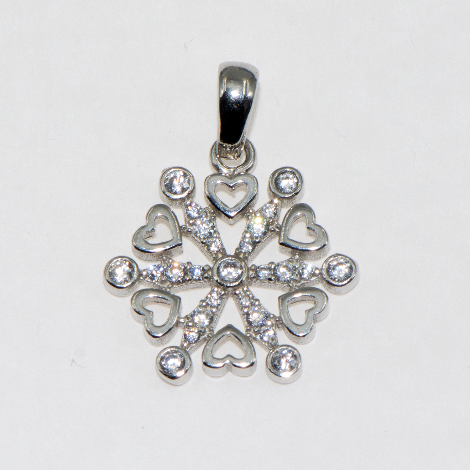 Eleganter Schneeflocke Anhänger aus rhodiniertem Silber 925 mit kleinen Herzmotiven und funkelnden weissen Zirkonia im romantischen Winterdesign