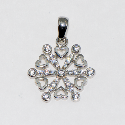 Eleganter Schneeflocke Anhänger aus rhodiniertem Silber 925 mit kleinen Herzmotiven und funkelnden weissen Zirkonia im romantischen Winterdesign