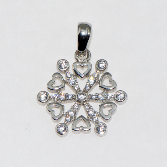 Eleganter Schneeflocke Anhänger aus rhodiniertem Silber 925 mit kleinen Herzmotiven und funkelnden weissen Zirkonia im romantischen Winterdesign