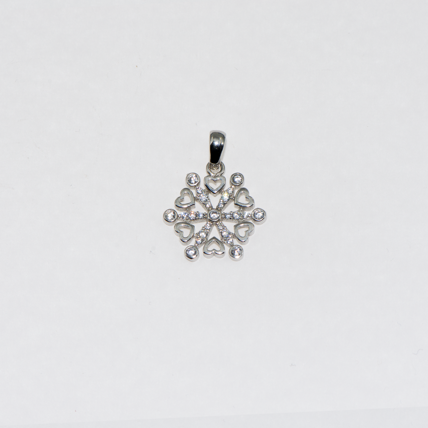 Eleganter Schneeflocke Anhänger aus rhodiniertem Silber 925 mit kleinen Herzmotiven und funkelnden weissen Zirkonia im romantischen Winterdesign