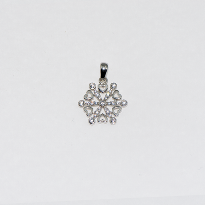 Eleganter Schneeflocke Anhänger aus rhodiniertem Silber 925 mit kleinen Herzmotiven und funkelnden weissen Zirkonia im romantischen Winterdesign