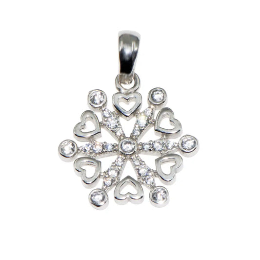 Eleganter Schneeflocke Anhänger aus rhodiniertem Silber 925 mit kleinen Herzmotiven und funkelnden weissen Zirkonia im romantischen Winterdesign-detai