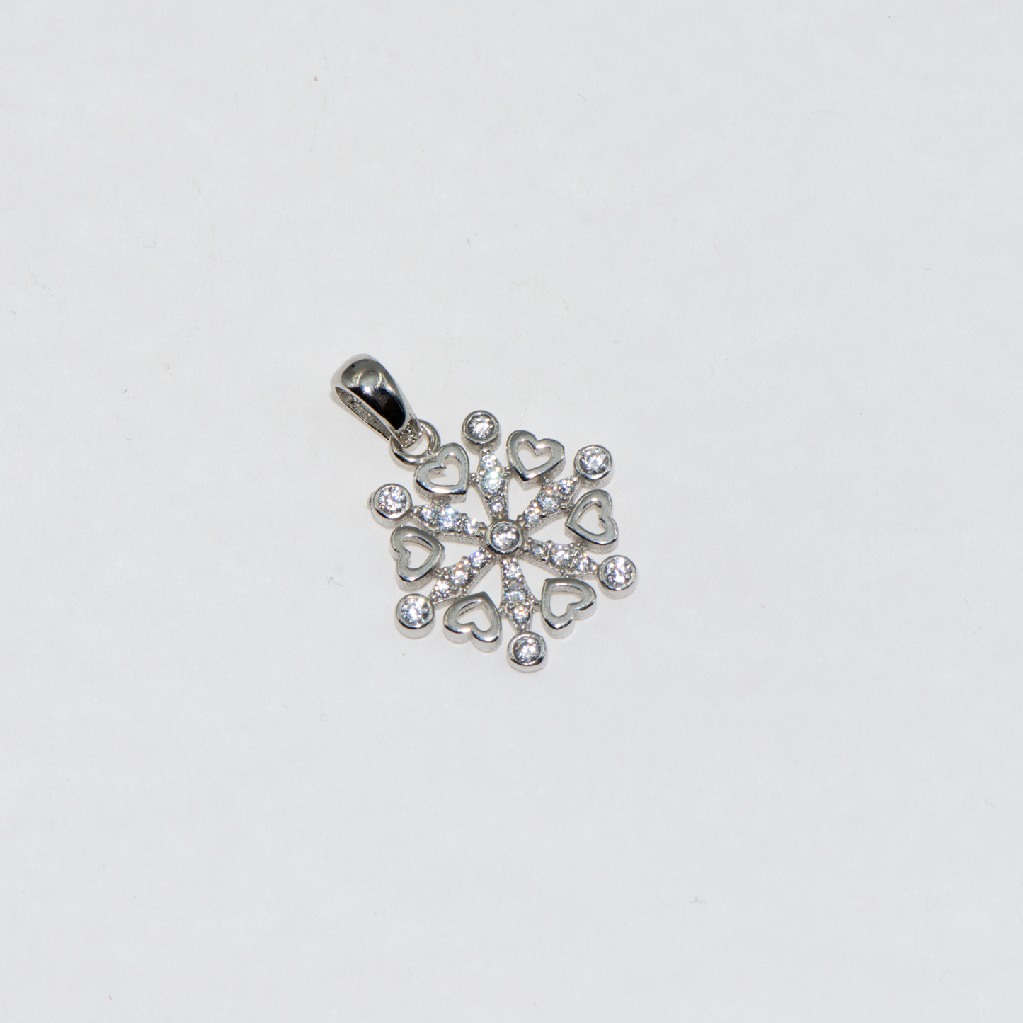 Eleganter Schneeflocke Anhänger aus rhodiniertem Silber 925 mit kleinen Herzmotiven und funkelnden weissen Zirkonia im romantischen Winterdesign