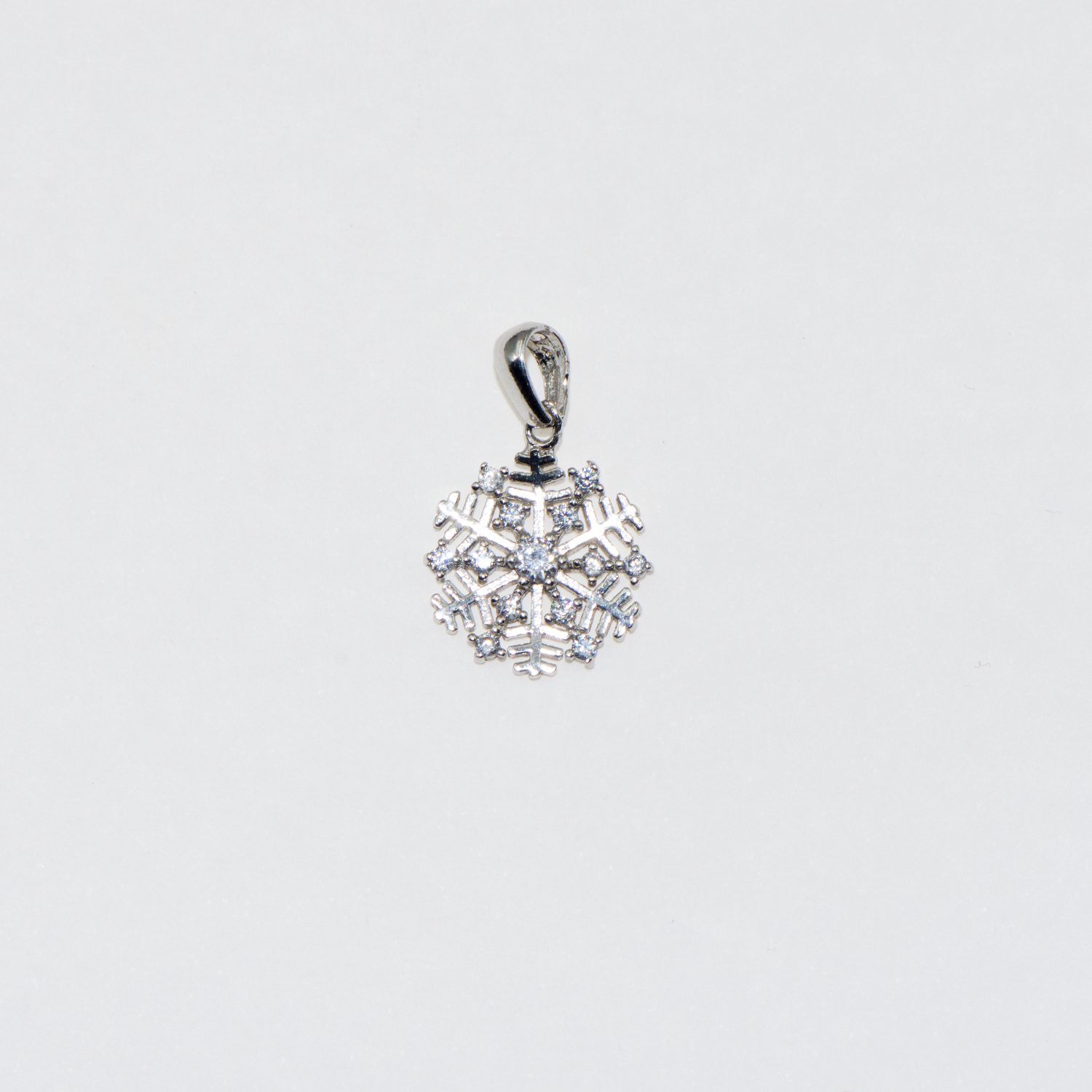 Feiner kleiner Schneeflocke Anhänger aus rhodiniertem Silber 925 mit funkelnden weissen Zirkonia im eleganten Winterdesign von Everyday Schmuck