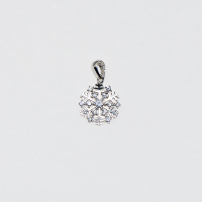 Feiner kleiner Schneeflocke Anhänger aus rhodiniertem Silber 925 mit funkelnden weissen Zirkonia im eleganten Winterdesign von Everyday Schmuck