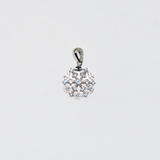 Feiner kleiner Schneeflocke Anhänger aus rhodiniertem Silber 925 mit funkelnden weissen Zirkonia im eleganten Winterdesign von Everyday Schmuck