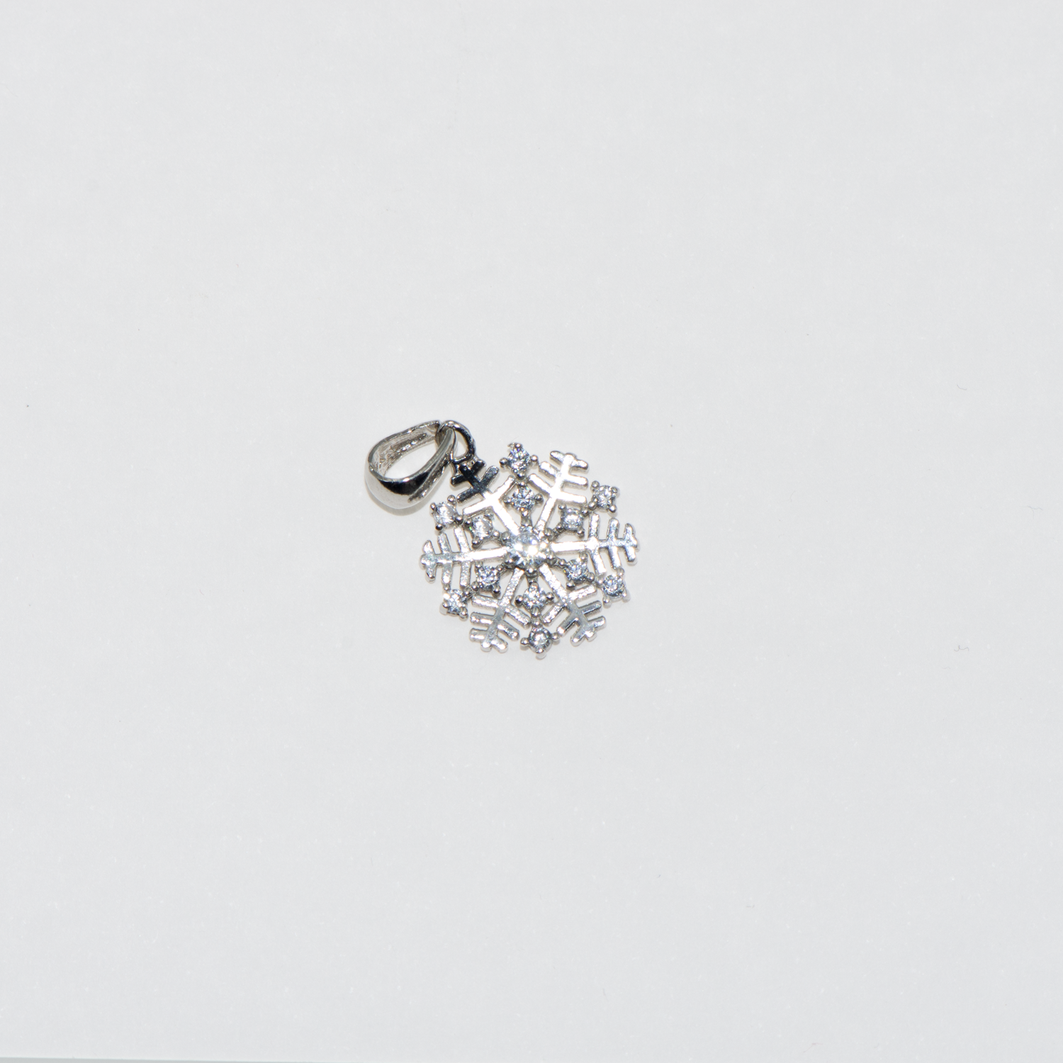 Feiner kleiner Schneeflocke Anhänger aus rhodiniertem Silber 925 mit funkelnden weissen Zirkonia im eleganten Winterdesign von Everyday Schmuck