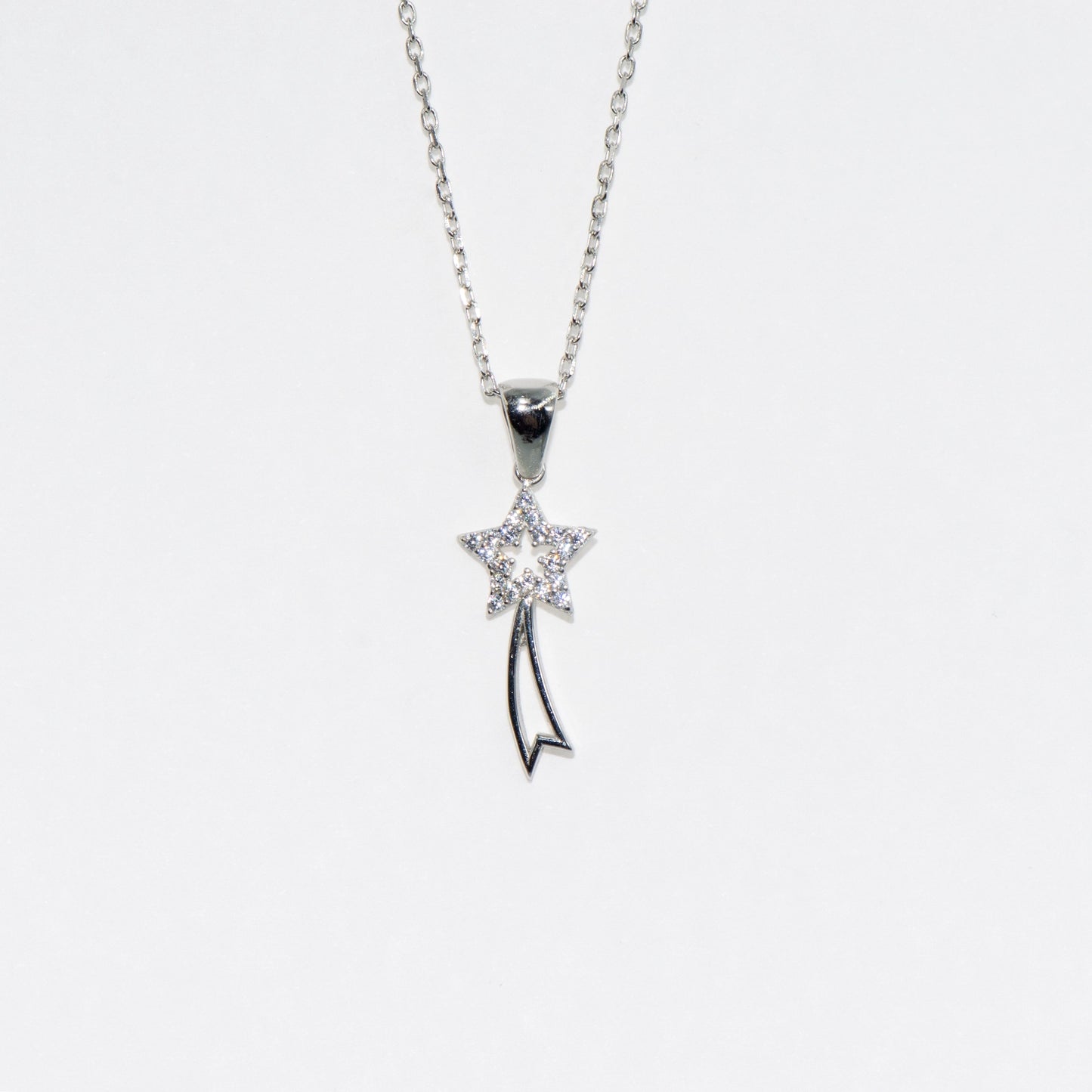 Elegante Silber Sternschnuppe Halskette mit Anhänger aus 925 Silber. Rhodiniert und mit funkelnden Zirkonia-Steinen verziert. Symbol für Wünsche, Hoffnung und besondere Momente.