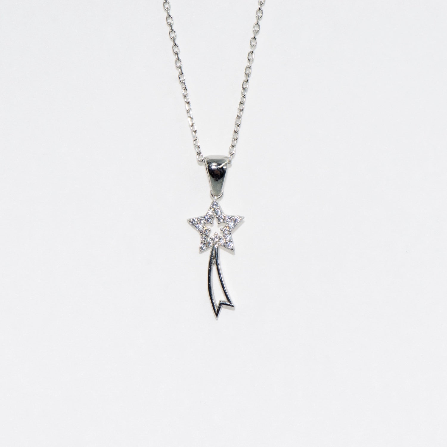 Elegante Silber Sternschnuppe Halskette mit Anhänger aus 925 Silber. Rhodiniert und mit funkelnden Zirkonia-Steinen verziert. Symbol für Wünsche, Hoffnung und besondere Momente.